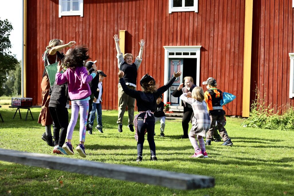 Väinötalon pihapiiri sopi hyvin ulkona pidettävälle musiikkihetkelle.