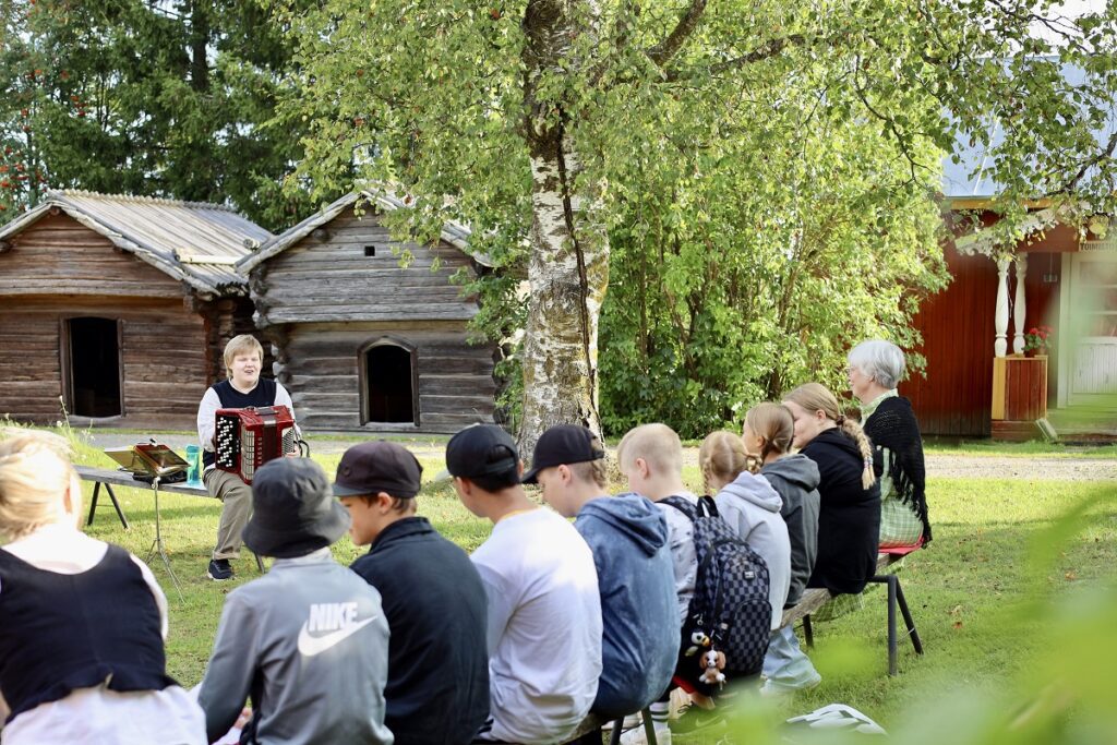 Väinöntalon opas Hilma Latukka (kesk.) piti oppilaille vanhan ajan musiikkileikkihetken.