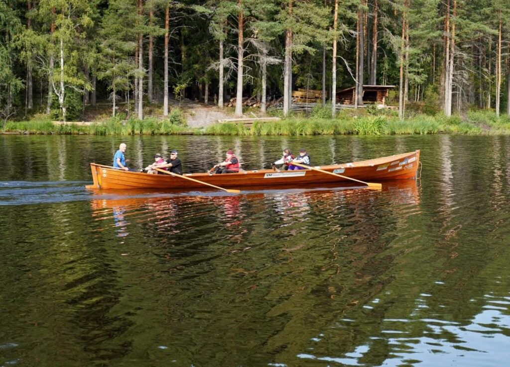 Kirkkovene lähdössä matkaan. Kuva: Santeri Viinamäki.  