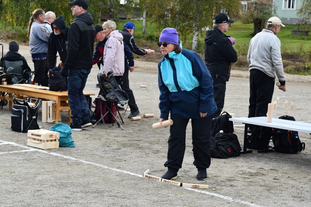 Sirkka Peltola nauttii mölkyn pelaamisesta hyvässä porukassa. Kisat olivat hänelle ensimmäiset.