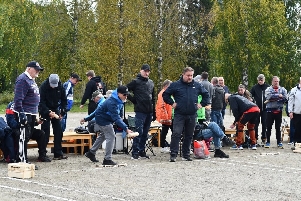 Luoma-ahon kyläyhdistys osallistui Liittomölkkyyn neljän joukkueen voimin. Kuvassa keskellä nelosjoukkueen pelaajat Toni Luoma-aho, Janne Turja ja Pekka Hannula.