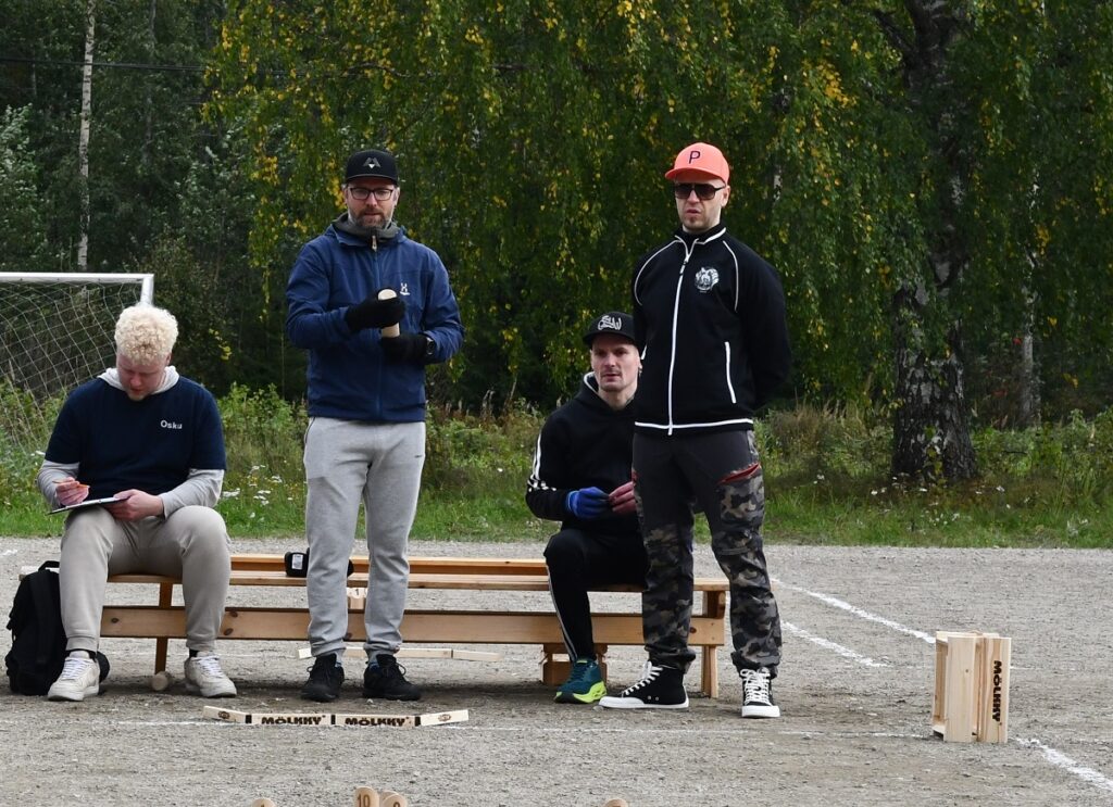 Timo Yli-Hemminki (2. vas.), Jukka Liikala ja Juha Luoma-aho heittivät joukkueessa Luoma-ahon kyläyhdistys 3. Istuva pelaaja on Espoon Mölkyn Osku Vuolle.