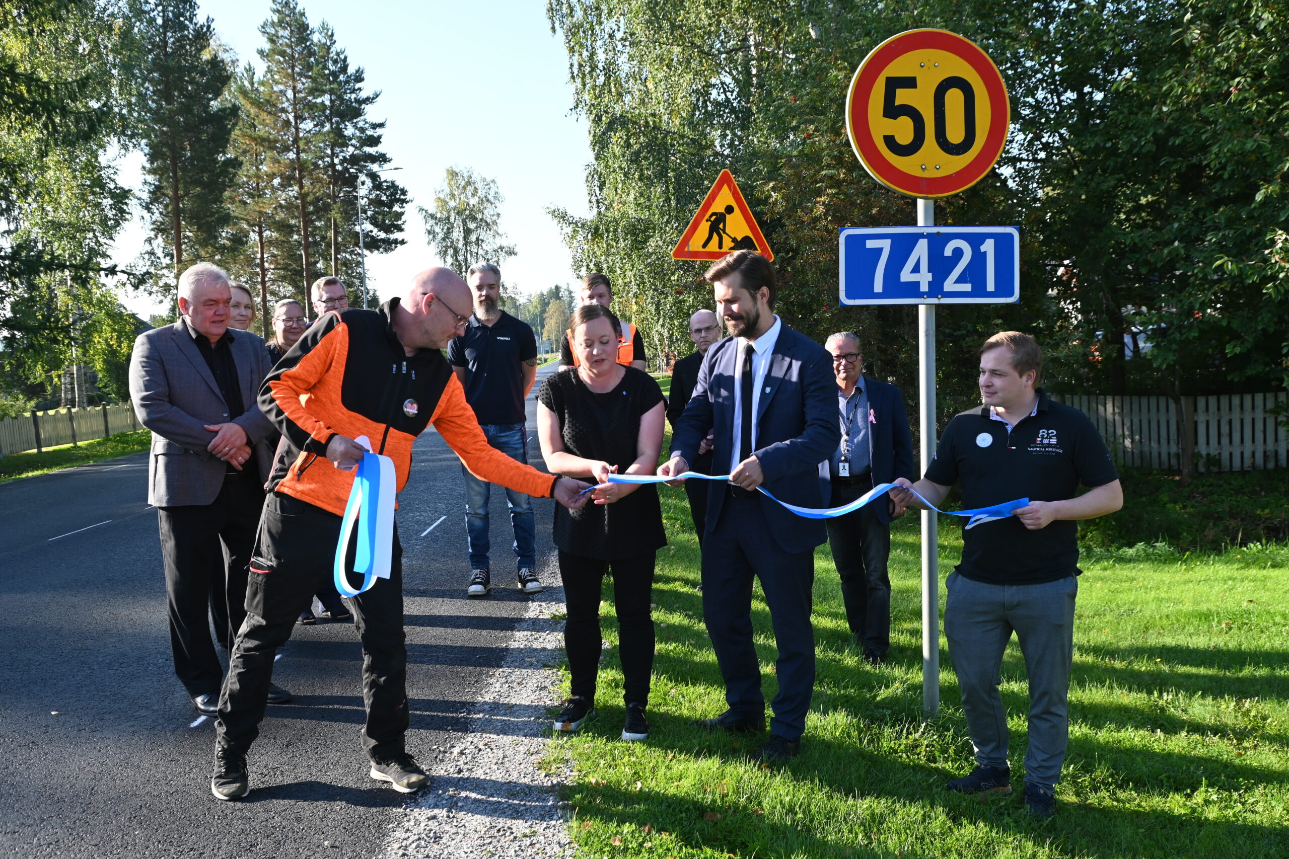 Kuvassa keskellä maakuntajohtaja Heli Seppelvirta. Itsekin paljon tietä 7421 ajavana Seppelvirta kertoi huomioineensa, että uuden tien ansiosta matka-aika on lyhentynyt ja autonkin kulutus on pienempää.