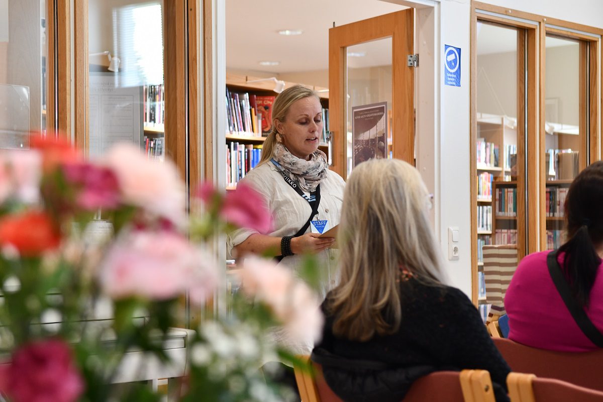 Päivi Peltola on yksi Alajärvellä Aalto-opaskoulutuksen suorittaneista, jotka opastavat paikallisia ja matkailijoita Aallon jäljillä.