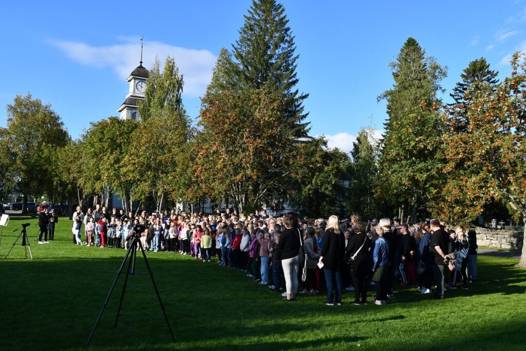 Paavolan koulun oppilaat kokoontuivat maanantai-iltana Aalto-puistoon pienimuotoisen konsertin merkeissä. Samalla juhlittiin kuvataidenäyttelyn avajaisia.