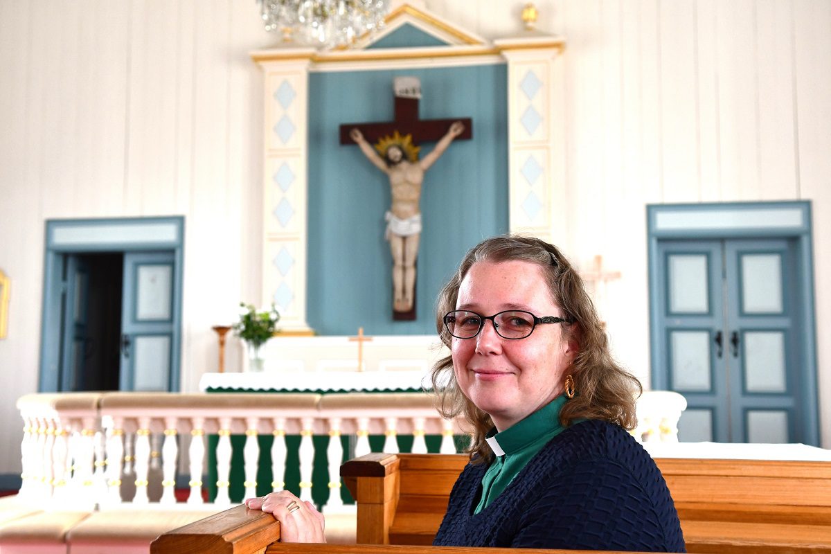 Diakonia lähtee alttarilta ja kutsu palvelemaan tulee Jumalan rakkaudesta. Se kutsuu meitä jokaista tekemään diakoniaa, harjoittamaan lähimmäisen rakkautta, muistuttaa Evijärven uusi diakonissa Elina Matila.