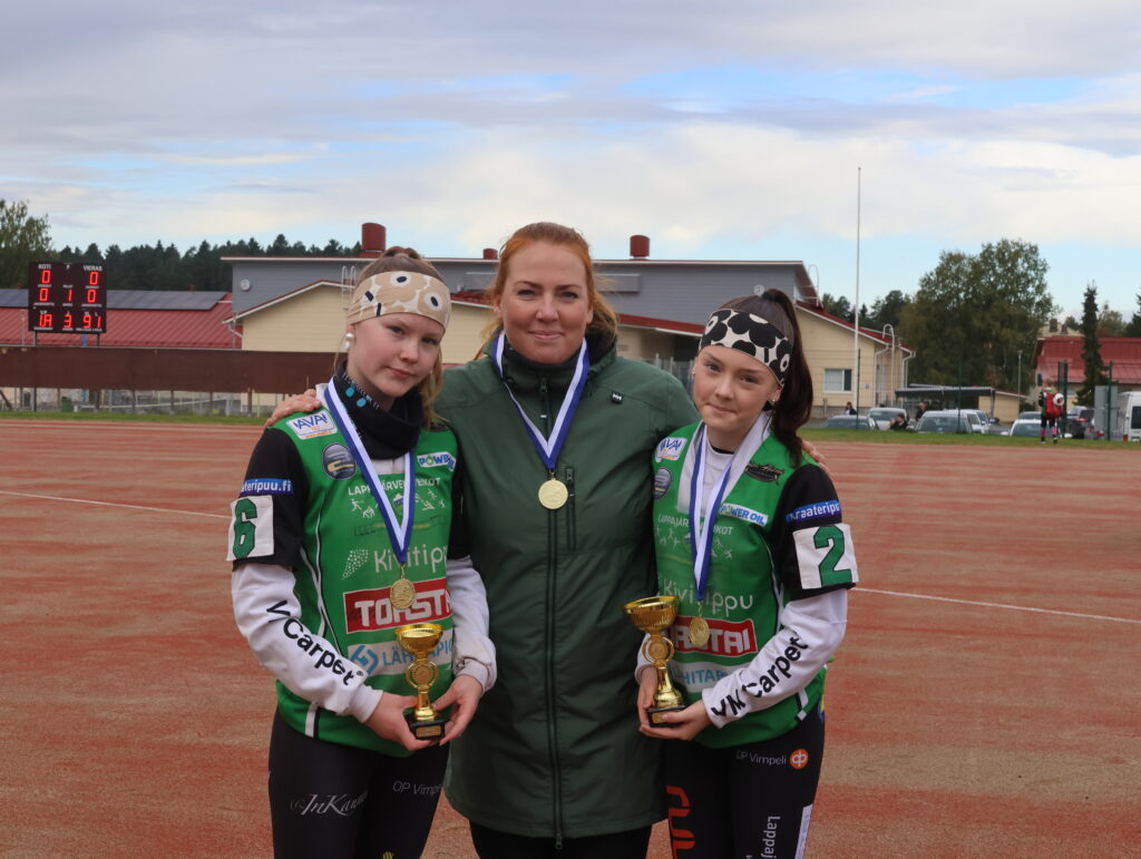 Kuvassa Lappajärven Veikkojen D-tyttöjen Itä-Länsi -edustajat Emma Ahvenniemi (vas.), Piritta Kärnä ja Luna Korri.