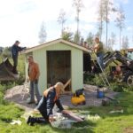 Talkoomiehet Jaakko Kontiainen (vas.), Lasse Kari, Vesa Pellinen, Erkki Peltotupa ja Esko Pellinen asentavat palahuopaa rakennuksen katteeksi.