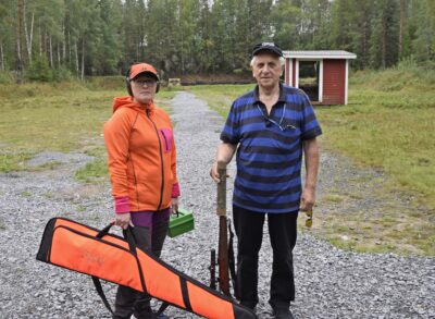 Naisten sarjan voittaja Sirpa Pessinen on harrastanut metsästystä 30 vuotta. –Olin välillä pois ja nyt kymmenisen vuotta ollut aktiivisesti mukana. Hirvimetsä kiinnostaa koirien takia. Yli 60-vuotiaiden sarjan voittanut Antero Ahola on metsästänyt 64 vuotta ja kaatanut 250 hirveä. –Päivääkään en ole ollut poissa metsältä.