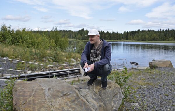 Veistokset pystytetään kanavapuistossa jo olemassa olevien kivilohkareiden päälle. Kuvataiteilija Ville Heimala kävi elokuun lopulla valitsemassa teosten paikat ja pohjaksi käytettävät kivet. Heimala istuu sarjan viimeisen, nykyaikaa kuvaavan patsaan kivellä. –Tästä se katsoo taukopaikalle saapuvia lajitovereitaan.