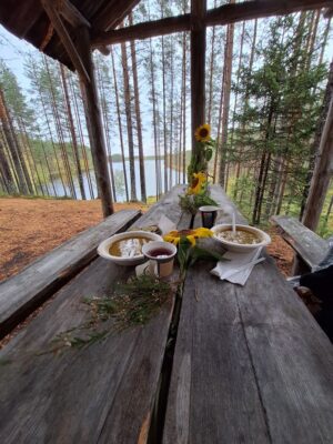 Patikan päätepisteessä, Kaihiharjun kauniissa maisemissa, oli odottamassa maastoruokailu.