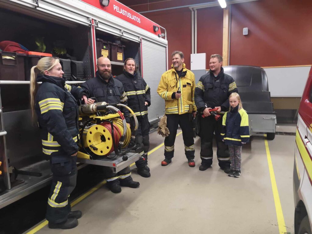 Hyvässä porukassa on helppo hymyillä. Johanna (vas.) ja Marko Taivainen, Antti Asuinmaa, Lauri Joenpolvi ja Jussi Erkinheimo tyttärensä Minkan kanssa.