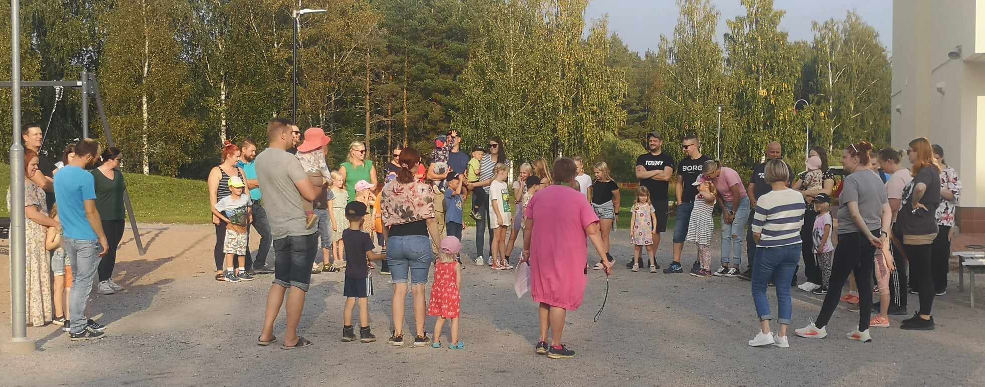 Perheet kokoontuivat koulun pihalle ja eskariopettaja Sirpa Saarijärvi toivotti väen tervetulleeksi.