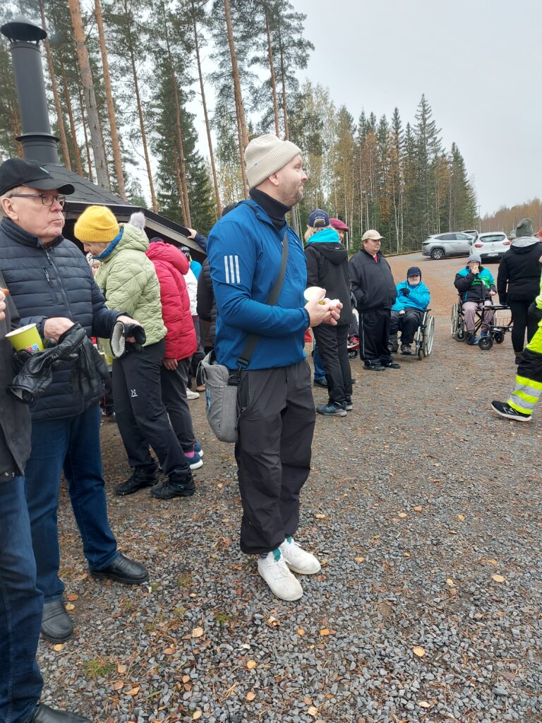 Anssi Kuusela (kesk.) kertoi Kanavapuiston esteettömän kulttuuriluontopolun kehittämisestä ja muistutti paikallaolijoita kunnan tarjoamasta liikuntavuorosta Lappis-areenalla.