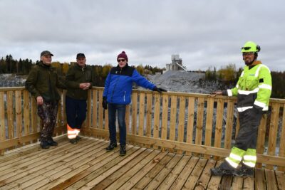 Lauri Latvala (vas.), Jari Ylinen, Pekka Metsälä ja Paulus Mustajärvi ovat rakentaneet Nordkalkin kalkkitehtaan viereen näköalatasanteen.