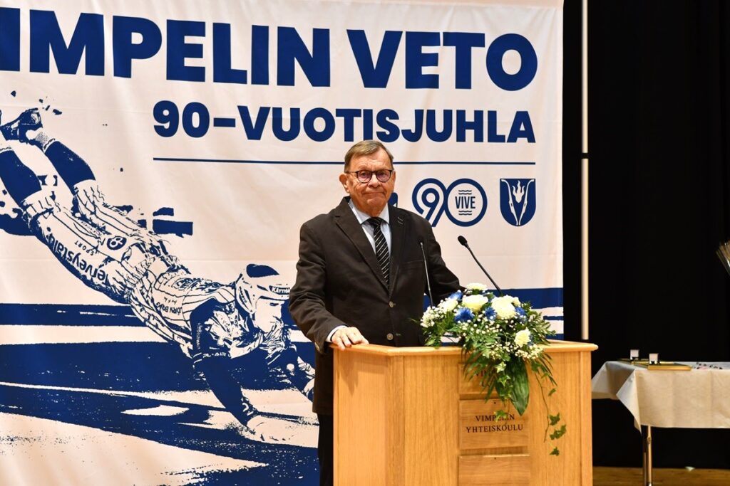 Teuvo Mäkelä juonsi Vedon 90-vuotisjuhlan.