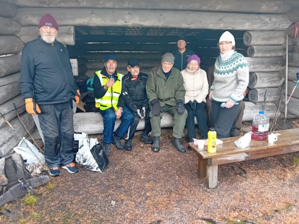 Risto Alalantela (vas.), Matti Etelämäki, Jaakko Niemelä, Esko Saarenketo, Hannu Niemelä (takana), Anneli Saarenketo ja Ritva Vistinmäki Hanhivuoren laavulla.