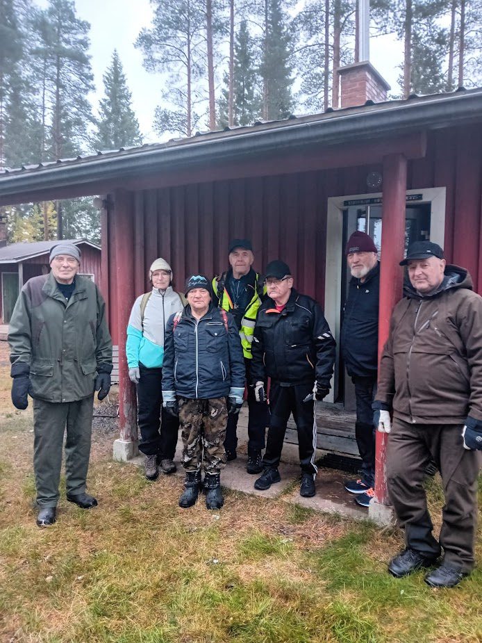 Tarvolan metsästymajalla Esko Saarenketo (vas.), Ritva Vistinmäki, Hannu Niemelä, Matti Etelämäki, Jaakko Niemelä, Risto Alalantela ja Risto Olli lähdössä matkaan.