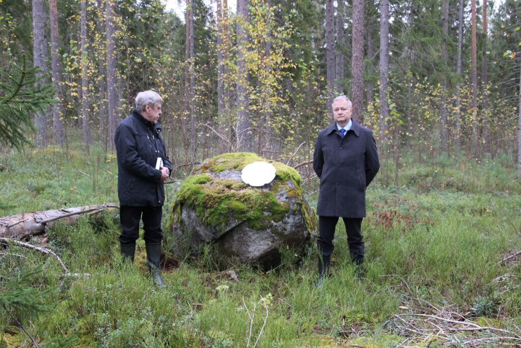 Ari Saarinen ja Jari Vuolle laskivat kurssikavereiden (LentoRauk 17, Po33) yhteisen havuseppeleen.