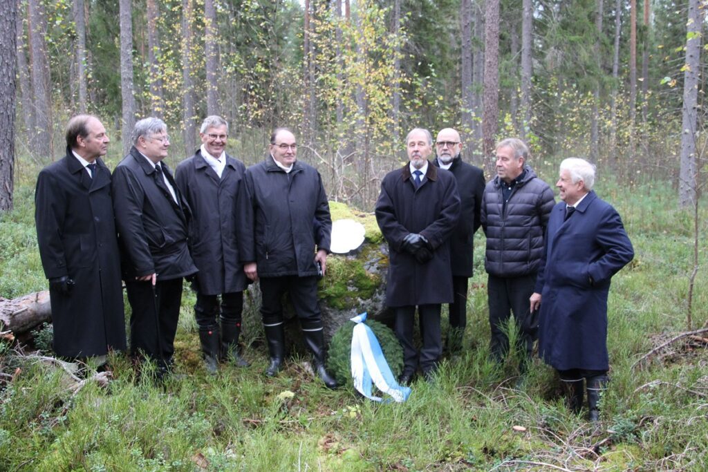 Timo Leväsen paikalla olleet kurssikaverit Ari Saarinen (vas.), Veli-Pekka Kortelainen, Esa Tikkanen, Jari Laiho, Jari Vuolle, Ari Huhtala, Hannu Vartiainen ja Mauri Pänkäläinen muistivat Leväsen iloisena veikkona, joka suhtautui työhönsä vakavasti.