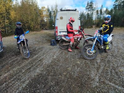 Jonne Ahlfors (vas.), Tero Manninen ja Hannu Ahlfors ovat urheilumoottoripyöräilyn harrastajia.