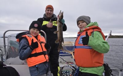 Jaro Vesala, Vesa Hyvärinen ja Paulo Väkeväinen peukuttivat suurimmalle saaliille ja retkipäivälle.