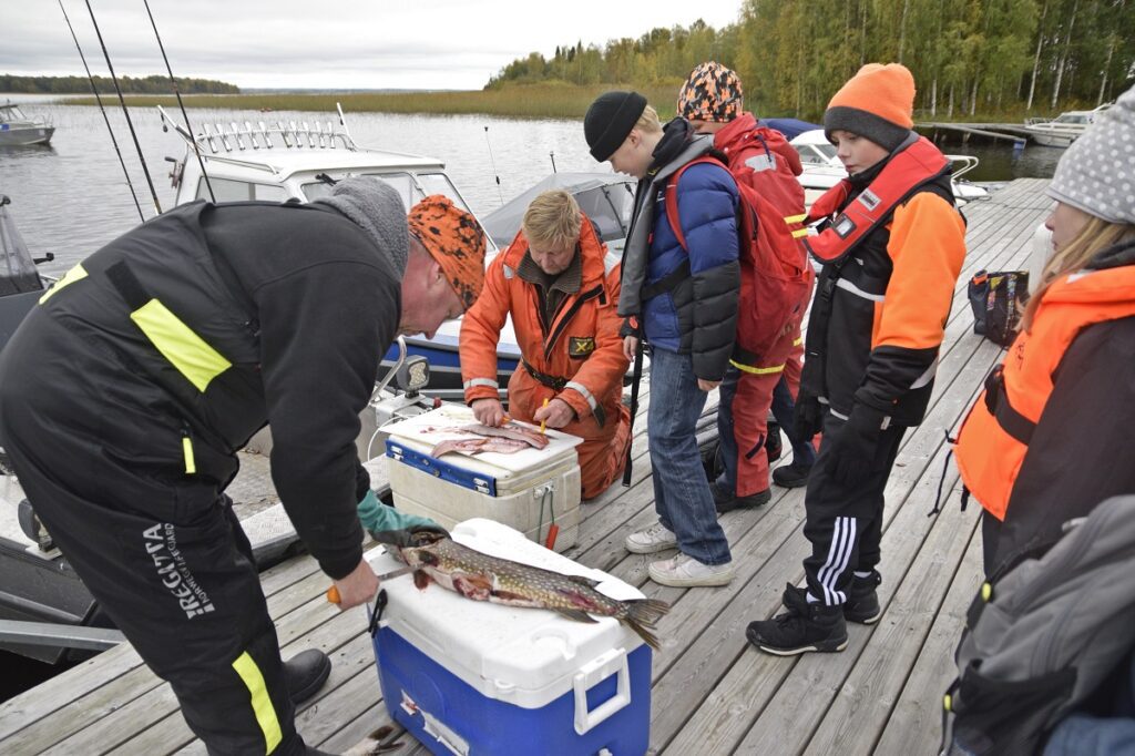 Kalan perkaaminen ja fileoiminen kiinnosti oppilaita. Vesa Hyvärinen (vas.) ja Ari Kujala työn touhussa.