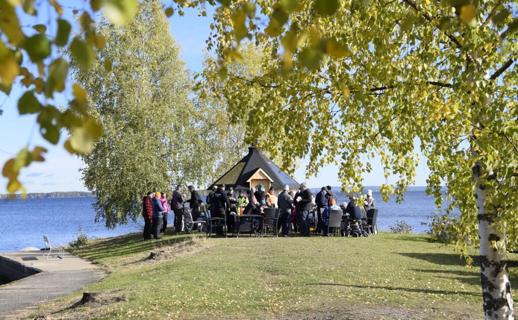 : Karvalan nuorisoseuran rannan niemenkärjessä koivujen kupeessa komeilee uutuuttaan hohtava kotalaavu kattoikkunoineen. Aurinkoisena avajaispäivänä viitisenkymmentä henkeä kävi tutustumassa uuteen kotaan.