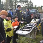 –Kala on kyllä hyvää. Suosikki on ahven, toteavat Iisakki Pellinen (vas.), Leo ja Aleksi Lindholmin kuin yhdestä suusta. –Käytän paistamiseen sitruunaöljyä, joskus chili- tai valkosipuliöljyä, kertoo Asta Asunmaa (oik.) Maistiaisia odottamassa Lauri Pellinen.