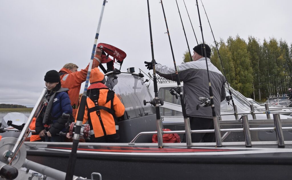 ri Kujala ojentaa pelastusliivit opettaja Hannu Autiolle. Kaikille 15 oppilaalle ja aikuisille löytyi sopivan kokoinen pelastusliivi.