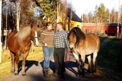 Sanna Ekström ja Simon Snellman löysivät haaveidensa kodin Evijärven Sydanmaalta. Vanha maalaistila tarjoaa sopivasti luonnon rauhaa ja vastapainoa arjen hektisyydelle. 11 hehtaarin tilalle on kolmen vuoden aikana löytänyt tiensä useat eläimet. Keväällä kotiin muutti kaksi hevosta Valo ja Diesel.