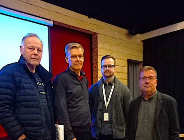 Henrik Wistbacka (vas.), Timo Huhtinen, Martin Sjöwall ja Staffan Asplund. Henrik asuu kahden kilometrin päässä suunnitelluista voimaloista ja vapaa-ajan asunto sijaitsee noin 1,5 kilometrin päässä. Hän vastustaa hanketta.