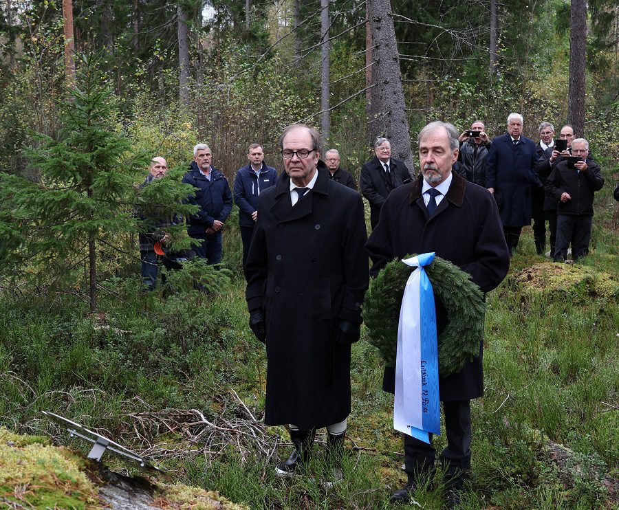 Muistolaatan paljasti Kari Janhunen (vas.) ja muistohartauden piti Seppo Ruotsala.