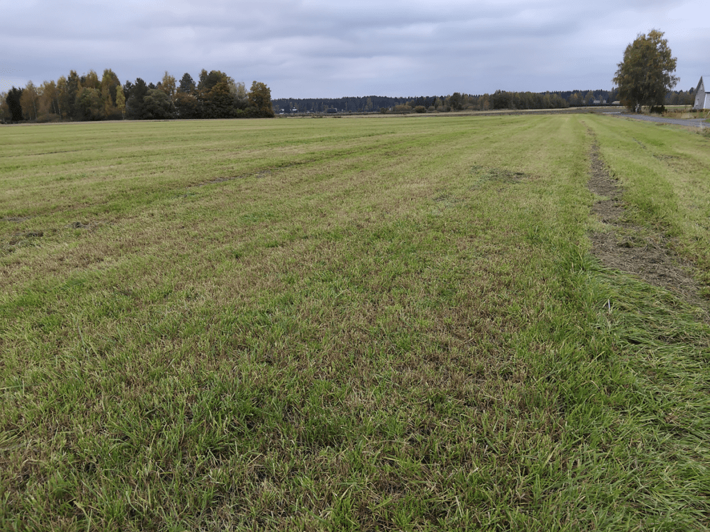 Tutkittavan myllyn molemmin puolin on merkitty keltaisella peltoalue, kuten peltoa on nykyäänkin. Pellon suorakulmainen muoto on säilynyt lähes samana 68-tien puolella.