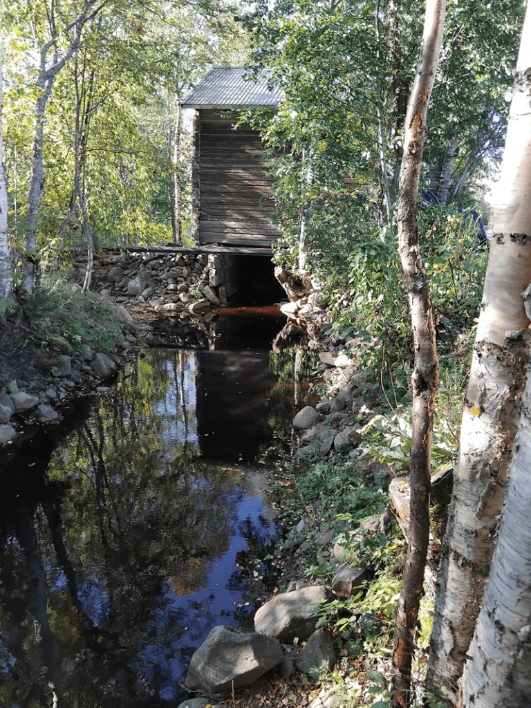 Hirsirakennuksen kivet ovat mahdollisesti joesta tai jostain lähiympäristöstä.