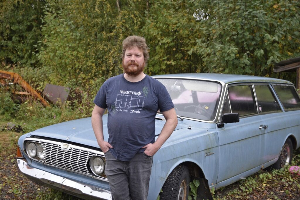 Konetekniikkayrittäjä Niko Peltokankaan harrastukseen kuuluu kaksi- ja nelipyöräisten lisäksi veneitä ja lentokoneita. Silmäterä Ford Taunus odottelee pihamaalla kunnostusta.