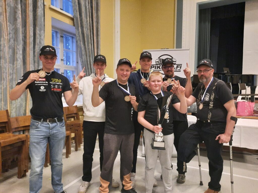 EVIJÄRVEN URHEILUAUTOILIJOIDEN Järviseudun Katsastus team ajoi kultaa e-jokkiksen Pikupa eJM SM-liigafinaalissa. Tommi Hallman (takana vas.), Jonne Ollikainen, Ville Hallman, Matti Mäkelä ja joukkueen johtaja Jarmo Matila. Eturivissä vasemmalta: Markus Paananen ja Tatu Paananen. Kuva: Elisa Paananen.