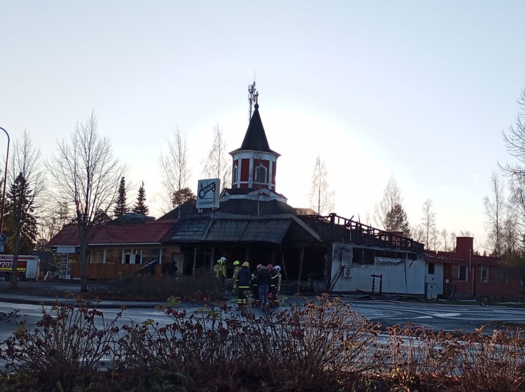 Näkymä palopaikalla on murheellinen.