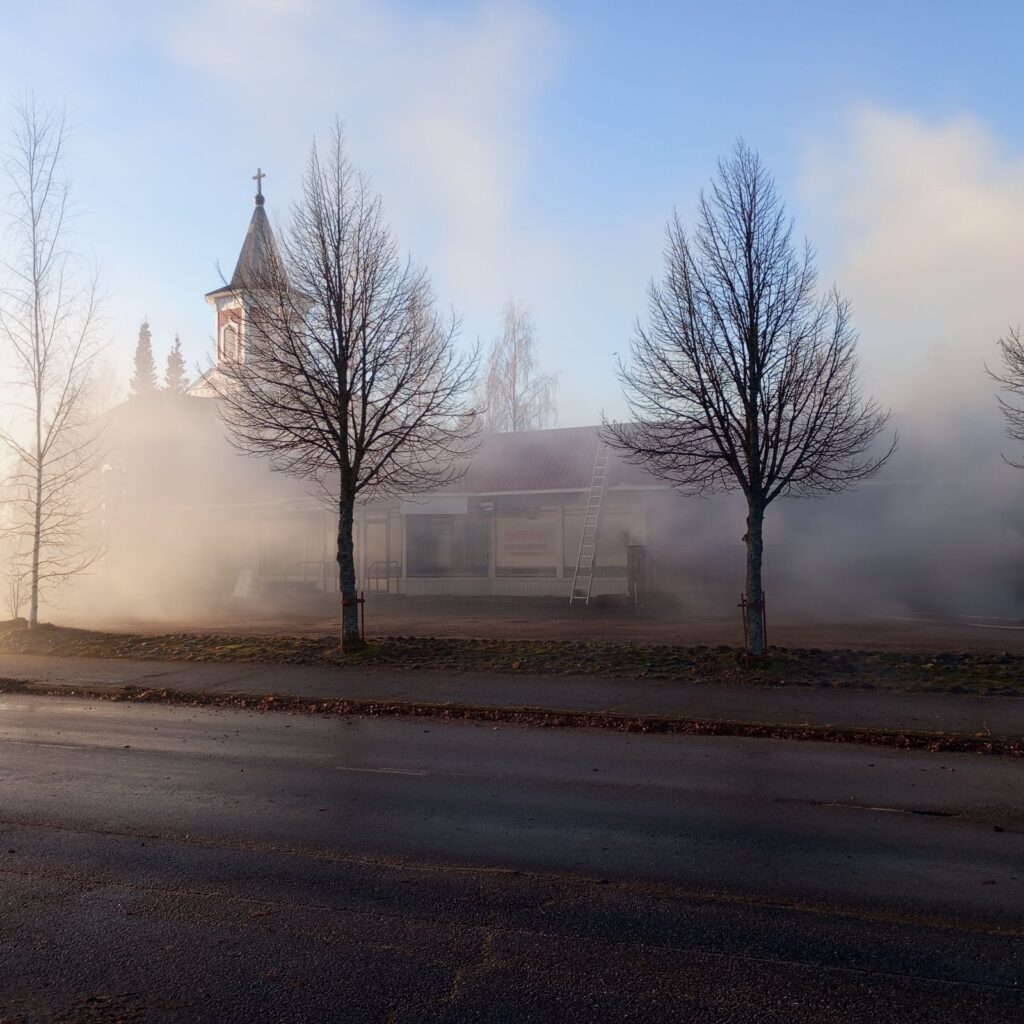 Kortesjärvelle annettiin vaaratiedote ja ihmisiä kehotettiin pysymään sisätiloissa. Kuvat: Lea Mäkisuvio.