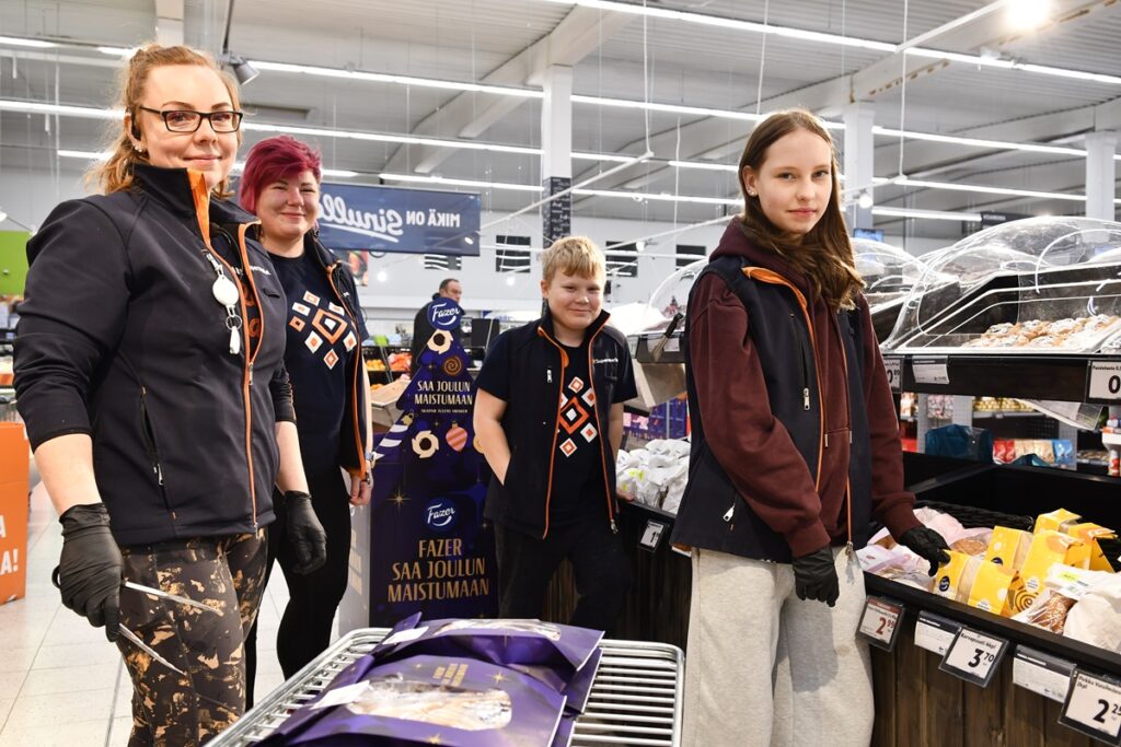 Annika Pitkänen (vas.) ja Jenna Elgbacka saivat perjantaina seurakseen töihin jälkikasvunsa Jussi Elgbackan ja Jessica Ollilan.