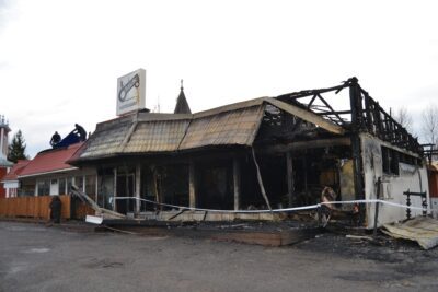 Pizzeria paloi käyttökelvottomaksi.Seinäjoen VS-Vahinkopalvelulta Ilpo Peltonen ja Teemu Kumpumäki turvaavat jälkivahinkoja pressupeittein.