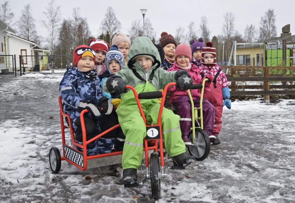 Evijärven päiväkoti Tuulentuvan Poutapilvet-, Päivänsäteet- ja Revontulet-ryhmien lapset kerääntyivät poseeraamaan uusien pyörien kanssa. Uudet taksipyörät ovat suosittuja lasten kesken ja ahkerassa käytössä päivittäin.