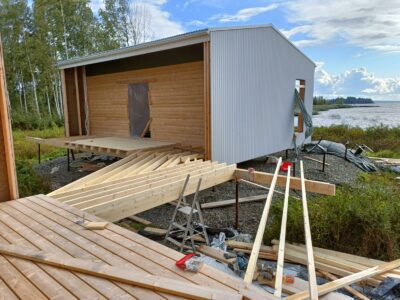 Perinteinen suomalainen hirsirakennustekniikka on hyvä esimerkki purettavasta ja siirrettävästä rakentamisesta. Kuva: Elina Rantalahti.