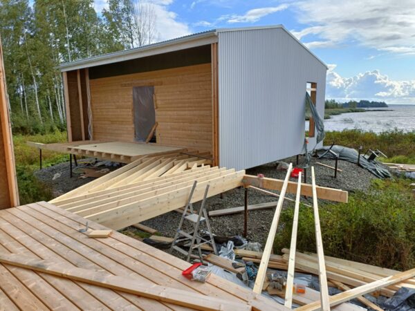 Perinteinen suomalainen hirsirakennustekniikka on hyvä esimerkki purettavasta ja siirrettävästä rakentamisesta. Kuva: Elina Rantalahti.