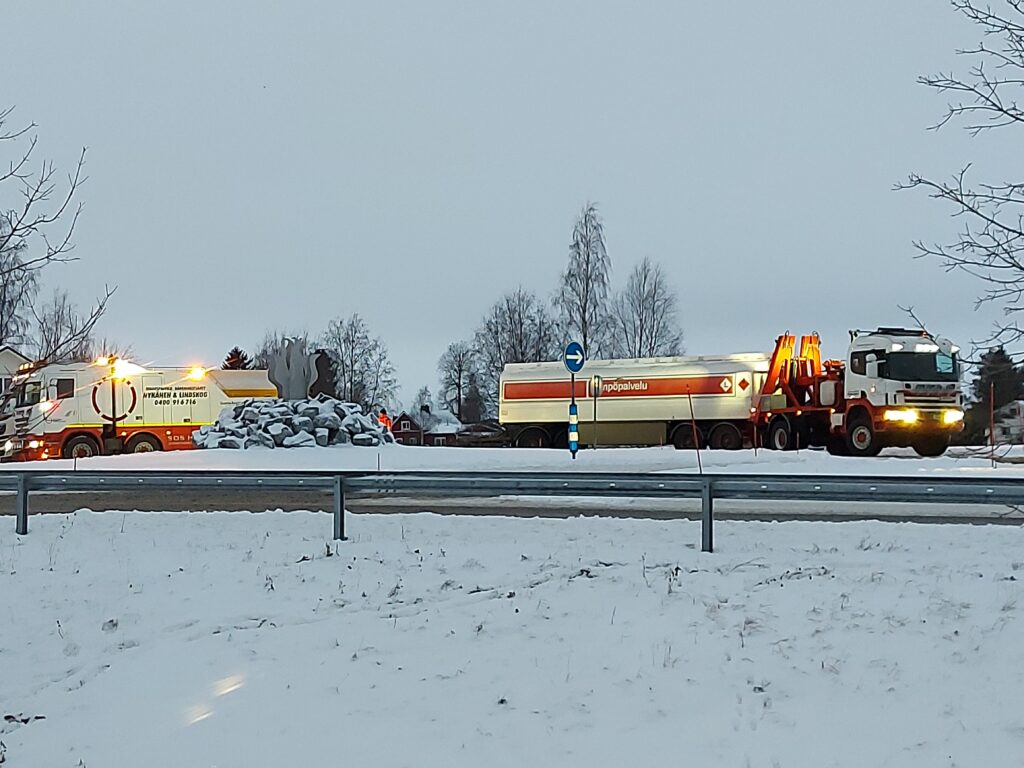 Rekka poikittain Vimpelin liikenneympyrässä.