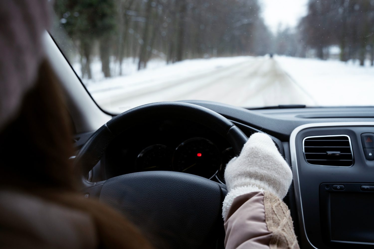 Jos jotain kuitenkin sattuu ja matka katkeaa, on autossa hyvä olla lämmintä vaatetta ja vaikka evästä. Matka-aikaa ei kannata yrittää kuroa kiinni koheltamalla, muistuttaa poliisi. Kuva: Freepik.