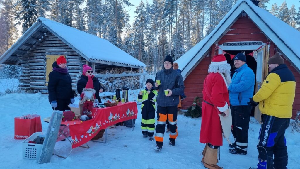 Joulunavaukseen saapunut väki pysyi lämpimänä Minna Paalasen ja Jaana Lindholmin tarjoilemalla glögillä. Paikalla vieraillut joulupukki, sekä arpavoitot yllättivät väkeä iloisesti.