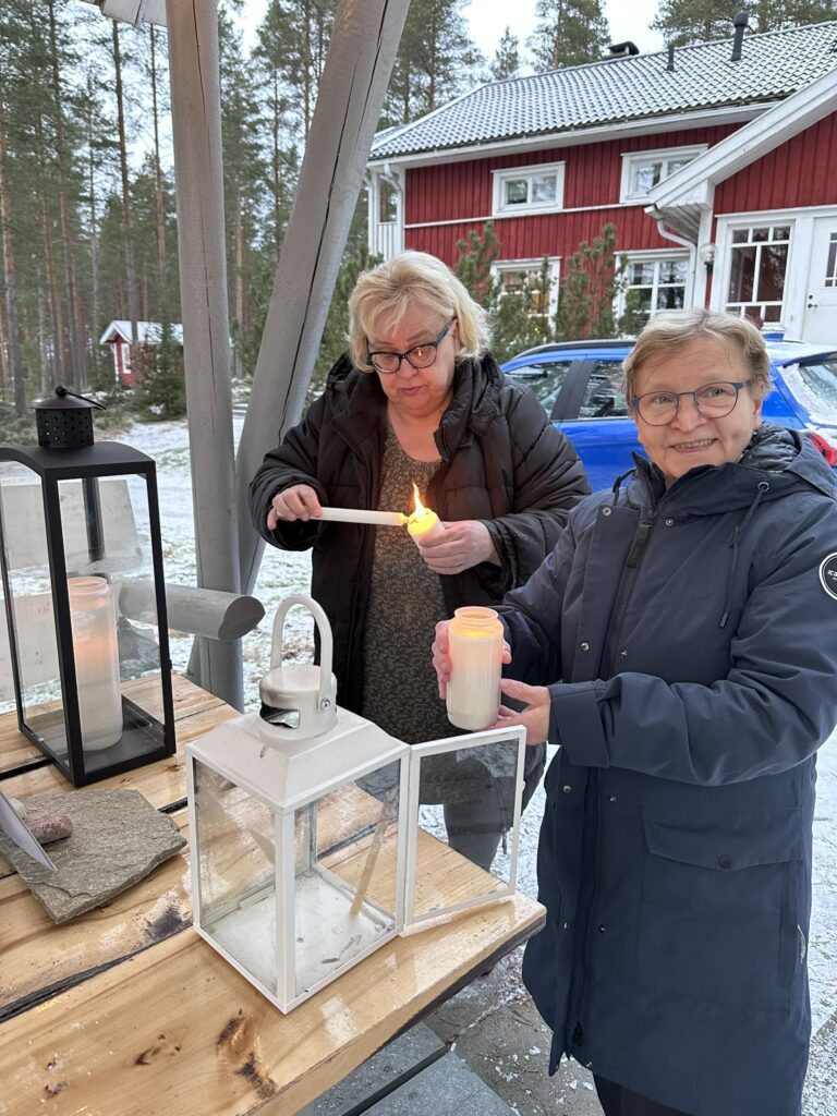 Maahanmuuttokoordinaattori Lea Vasalampi noutaa rauhantulen Vetelistä Merja Heikkilältä, joka on toiminut vuosia aktiivisena partiolaisena Vetelin Koskenkävijät lippukunnassa.