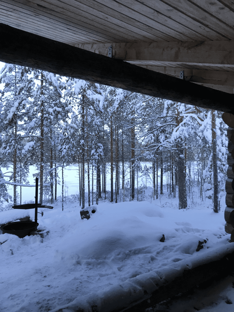 Erämaisen Pihlajalammen laavulla voi aistia alkutalven hiljaisuuden.