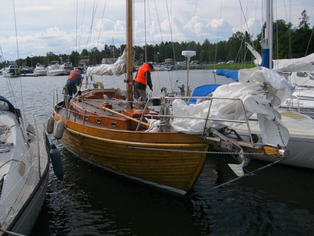 Haukka-vene satamassa. Kuva: Antti Tuurin albumi.